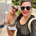 Pamela Leiva Instagram - Este post va dedicado a mi amiga @homenails.cl ✨ Unas de las cosas más lindas que he hecho ha sido viajar con mi amiguita, que nos conocimos en nuestro peor momento, ella me recogió del suelo y jamás se fue de mi lado. Que lindo fue compartir esos días de relajo contigo, gracias por tu amor, tus consejos y siempre apañarme en todo. Fueron días increíbles que repetiría siempre. Gracias a la vida que me pone personas como tú en mi camino, te adoro🙌🏾🌸💖. Gracias por tomarme las mejores fotos, por peinarme y por evangelizarte con Anitta 💖🔥🇧🇷. Se viene nuestro viaje a Río de Janeiro y muchas aventuras!! Un ♥️ por esas amigas que nunca nos sueltan la mano🩷 @hrhcpuntacana #HRHCPuntaCana #BeARockstar Los lentes son todos de @optica_renovatio 💙😎