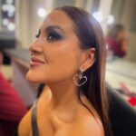 Pamela Leiva Instagram - Mi styling de ayer fue creado por la increíble y talentosa @alexaglaam ✨ Juntas seleccionamos el hermoso vestido y conjunto de @nicolettavalentina 👗 Mi make up siempre a cargo de la dulce @pupi.beauty 💄, los aritos de @raxajoyas y mis uñitas de @homenails.cl 💅🏽 ¡Gracias por este look que me hizo sentir como una verdadera Estrella de Hollywood⭐️!