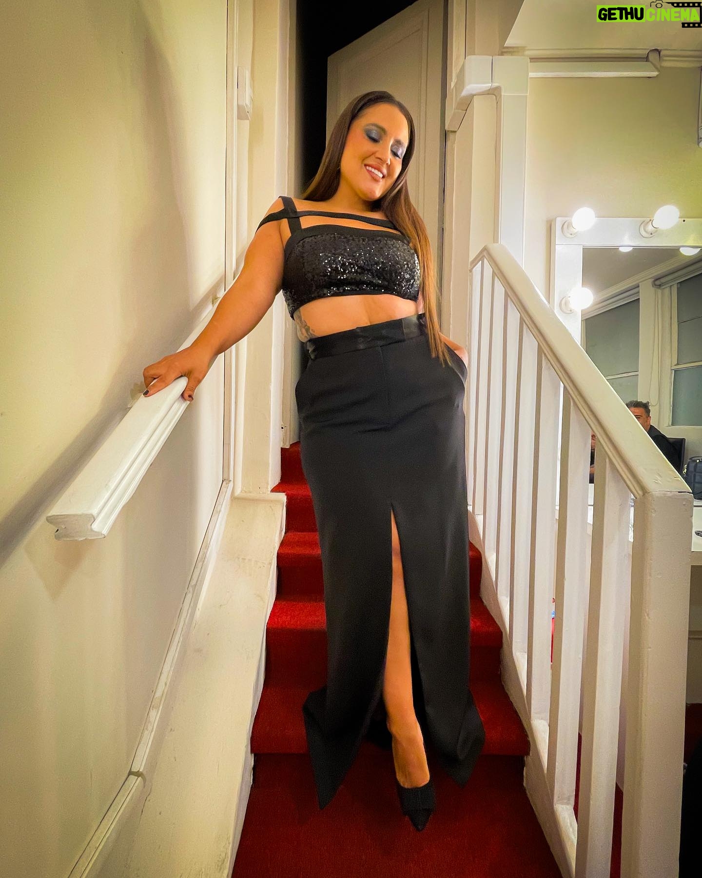 Pamela Leiva Instagram - Mi styling de ayer fue creado por la increíble y talentosa @alexaglaam ✨ Juntas seleccionamos el hermoso vestido y conjunto de @nicolettavalentina 👗 Mi make up siempre a cargo de la dulce @pupi.beauty 💄, los aritos de @raxajoyas y mis uñitas de @homenails.cl 💅🏽 ¡Gracias por este look que me hizo sentir como una verdadera Estrella de Hollywood⭐️!