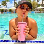 Pamela Leiva Instagram - En mi mapa de los sueños puse que quería viajar mucho… y mira 🥹😂🌸 segundo viaje de este 2024. Gracias a la vida que me da tanto!!!. Llevo un poco más de un día aquí en @hrhcpuntacana y creo que todos en la vida alguna vez debemos vivir una experiencia así, me he encontrado con Chilenos en el hotel y nadie nos borra la sonrisa de la cara jajaajajaj. Ya me prometí que el próximo viaje al Caribe será con mi mamita y la Medina. Cada vez que viajo siempre aparecen en mi mente y pienso que ganas de estar con ellas aquí… que así sea, está hecho, damos gracias, amén amén amén!. A quien traerían de vacaciones a un lugar así?? . Oye me traje un libro que me tiene cautivada. Les dejo el título por si alguien resuena con el. “Atrévete a Ganar” de Jack Canfield y Mark Víctor Hansen. . #HRHCPuntaCana #BeARockstar @hrhcpuntacana