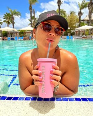 Pamela Leiva Instagram - En mi mapa de los sueños puse que quería viajar mucho… y mira 🥹😂🌸 segundo viaje de este 2024. Gracias a la vida que me da tanto!!!.
Llevo un poco más de un día aquí en @hrhcpuntacana y creo que todos en la vida alguna vez debemos vivir una experiencia así, me he encontrado con Chilenos en el hotel y nadie nos borra la sonrisa de la cara jajaajajaj. Ya me prometí que el próximo viaje al Caribe será con mi mamita y la Medina. Cada vez que viajo siempre aparecen en mi mente y pienso que ganas de estar con ellas aquí… que así sea, está hecho, damos gracias, amén amén amén!. 
A quien traerían de vacaciones a un lugar así?? 
.
Oye me traje un libro que me tiene cautivada. Les dejo el título por si alguien resuena con el. “Atrévete a Ganar” de Jack Canfield y Mark Víctor Hansen.
.
 #HRHCPuntaCana #BeARockstar 
@hrhcpuntacana