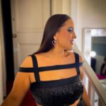 Pamela Leiva Instagram - Mi styling de ayer fue creado por la increíble y talentosa @alexaglaam ✨ Juntas seleccionamos el hermoso vestido y conjunto de @nicolettavalentina 👗 Mi make up siempre a cargo de la dulce @pupi.beauty 💄, los aritos de @raxajoyas y mis uñitas de @homenails.cl 💅🏽 ¡Gracias por este look que me hizo sentir como una verdadera Estrella de Hollywood⭐️!