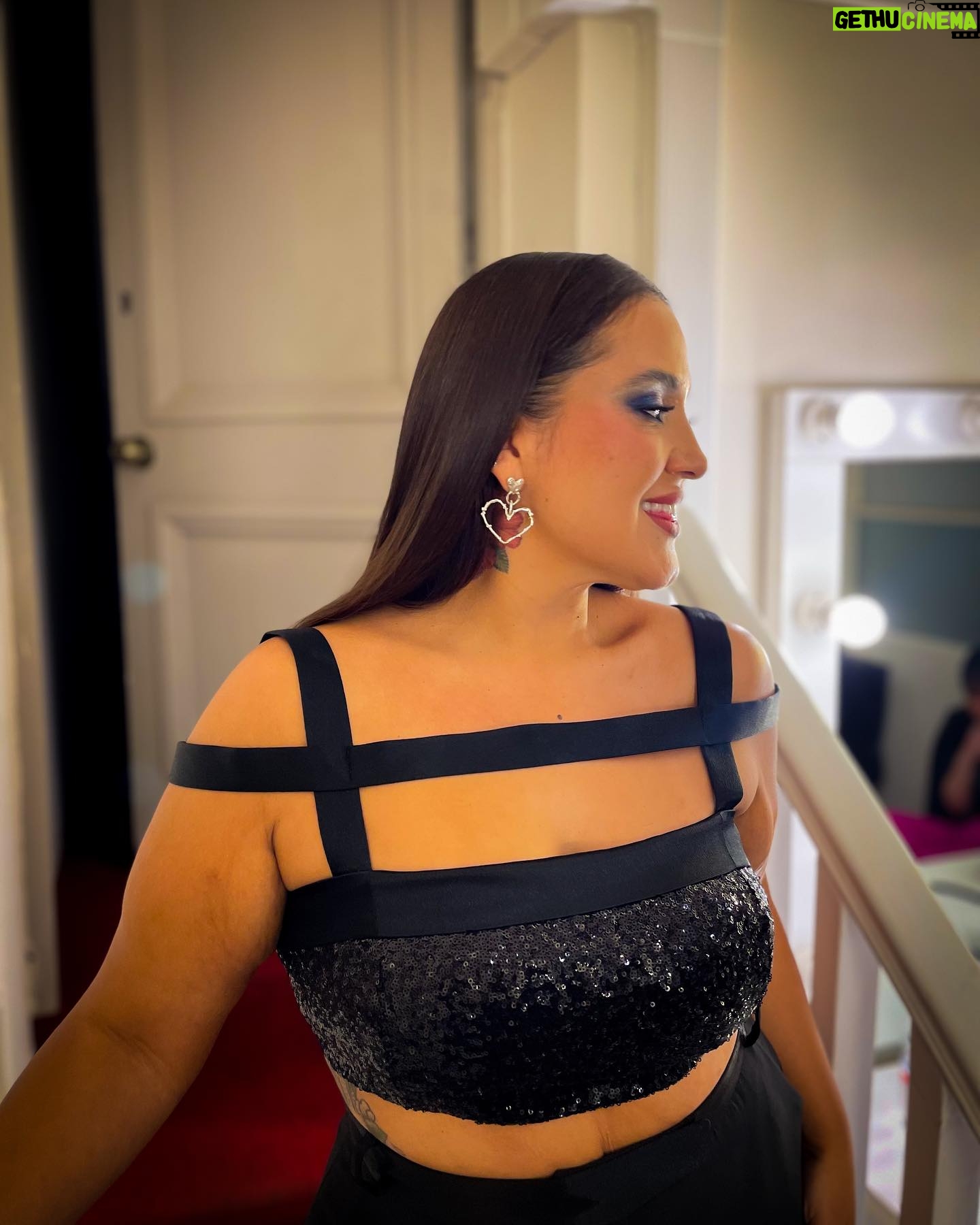 Pamela Leiva Instagram - Mi styling de ayer fue creado por la increíble y talentosa @alexaglaam ✨ Juntas seleccionamos el hermoso vestido y conjunto de @nicolettavalentina 👗 Mi make up siempre a cargo de la dulce @pupi.beauty 💄, los aritos de @raxajoyas y mis uñitas de @homenails.cl 💅🏽 ¡Gracias por este look que me hizo sentir como una verdadera Estrella de Hollywood⭐️!