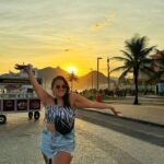Pamela Leiva Instagram - Venir a Río de Janeiro es como un golpe Multi vitamínico. Me hace bien venir a ventilarme para acá ♥️🇧🇷🌸✨. . La playa que visitamos ayer se llama “Praia Pedra Do Pontal” queda a 40 min en Uber de Copacabana. Pasando Barra de Tijuca, se encuentran con esta praia que es Disfrutada por los Cariocas, no se ven turistas, y debo decir que se va a puro gozar con todos los sentidos jajajajajaja. Esta Playa me gusta por que a a diferencia de las más turísticas no hay tanto vendedor ni hay tanto peligro de robo. Besos amores mío aquí yo sigo pasándola malito!! Los quierooooo. ♥️🇧🇷♥️🇧🇷♥️