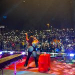 Pamela Leiva Instagram - Ayer llegué con este nivel de estilo al escenario: en lancha 🧜‍♀️🌊. Compartimos con toda mi gente linda de Panguipulli, espantamos la lluvia con las risas☔️ y pudimos vivir una noche hermosa✨. 🔥También me encontré con mis hermosas del team Bichota Chile🔥. Gracias a todos y todas con los que compartimos anoche❤️‍🔥