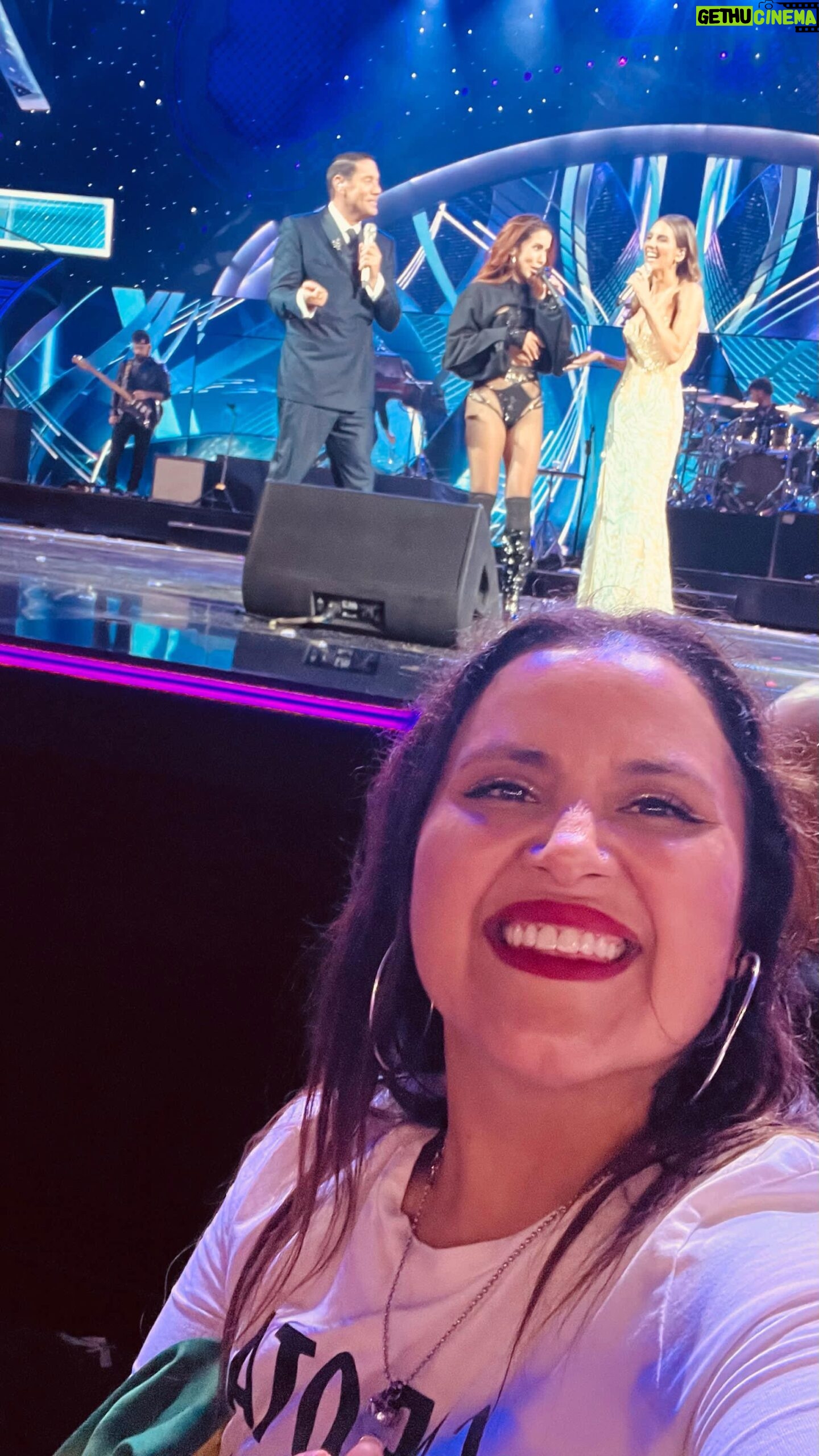 Pamela Leiva - 29.4K Likes - ¡Anitta sabe que existo🤩🤩! Ayer viví una de las experiencias más bonitas de mi vida, estar viendo a @anitta en primera fila y sentir esa explosión de energía sobre el escenario fue increíble🔥🔥. Estar cerca del artista que uno admira y que además te inspira, es indescriptible con palabras.
Gracias al equipo de @tudia13 ia que se le jugaron con todo🩷 son los mejores y a @canal13cl por la invitación🎉.
Anittaaaa te amo✨✨✨
#festivaldeviña #viña #festival #anitta