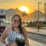 Pamela Leiva Instagram - Venir a Río de Janeiro es como un golpe Multi vitamínico. Me hace bien venir a ventilarme para acá ♥️🇧🇷🌸✨. . La playa que visitamos ayer se llama “Praia Pedra Do Pontal” queda a 40 min en Uber de Copacabana. Pasando Barra de Tijuca, se encuentran con esta praia que es Disfrutada por los Cariocas, no se ven turistas, y debo decir que se va a puro gozar con todos los sentidos jajajajajaja. Esta Playa me gusta por que a a diferencia de las más turísticas no hay tanto vendedor ni hay tanto peligro de robo. Besos amores mío aquí yo sigo pasándola malito!! Los quierooooo. ♥️🇧🇷♥️🇧🇷♥️
