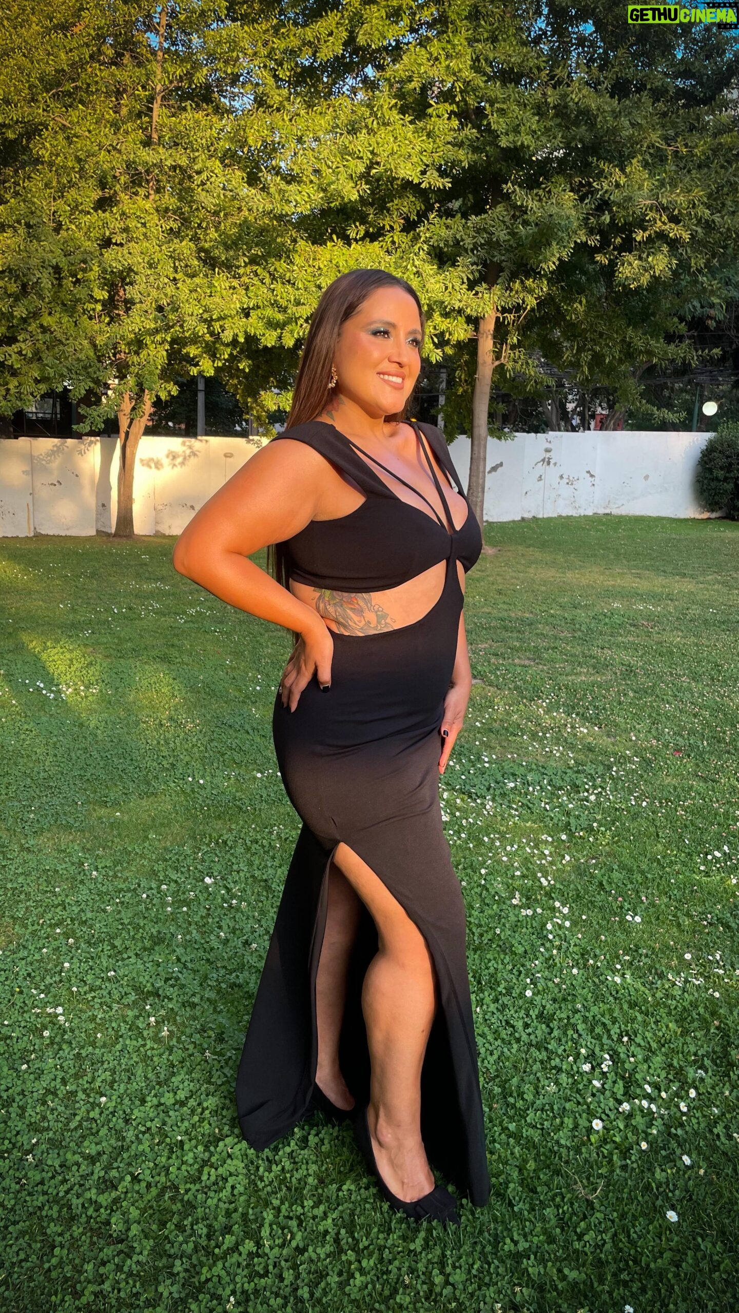 Pamela Leiva - 43.9K Likes - Primera alfombra roja y no podría haberlo logrado sin este increíble equipo de mujeres Power ❤️🔥
👗 Vestido: @nicolettavalentina
💅🏽 Nails: @homenails.cl
💄 Make up: @pupi.beauty
✨ Styling: @alexaglaam