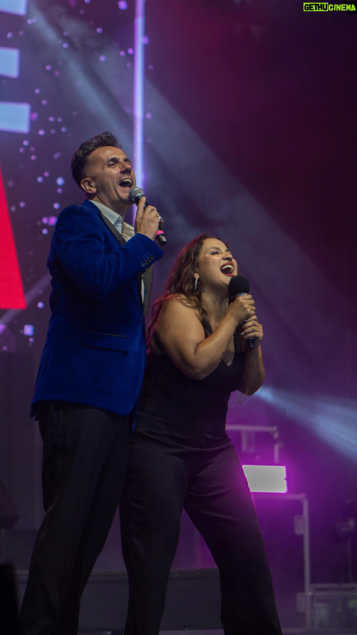 Pamela Leiva Instagram - Mis amores!! Ayer lo pasé increíble en el Festival de Canela🎤 “Canela Canta en Verano☀️” @municanela Gracias a toda la gente bella que fue a ver el show, gracias por el bailoteo y las risas🤎. ¡No paramos! Chiloé allá te voy 🐏🧶
