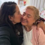 Pamela Leiva Instagram - Ustedes saben lo importante que es mi mamá para mí, que siempre estoy preocupada de ella y su salud🩷. Por eso en este Día de la mamá me fui a Farmacia Cruz Verde y encontré el regalo perfecto y más conveniente. Chiquillas podrán encontrar estuches desde $2.990 !!! Mi mamita quedó contenta con todos sus regalitos✨. Regaloneen siempre a sus mamás porque ellas merecen todo. #TeMerecesTodo #FelizDiaMamá #CruzVerdeMeCiuda