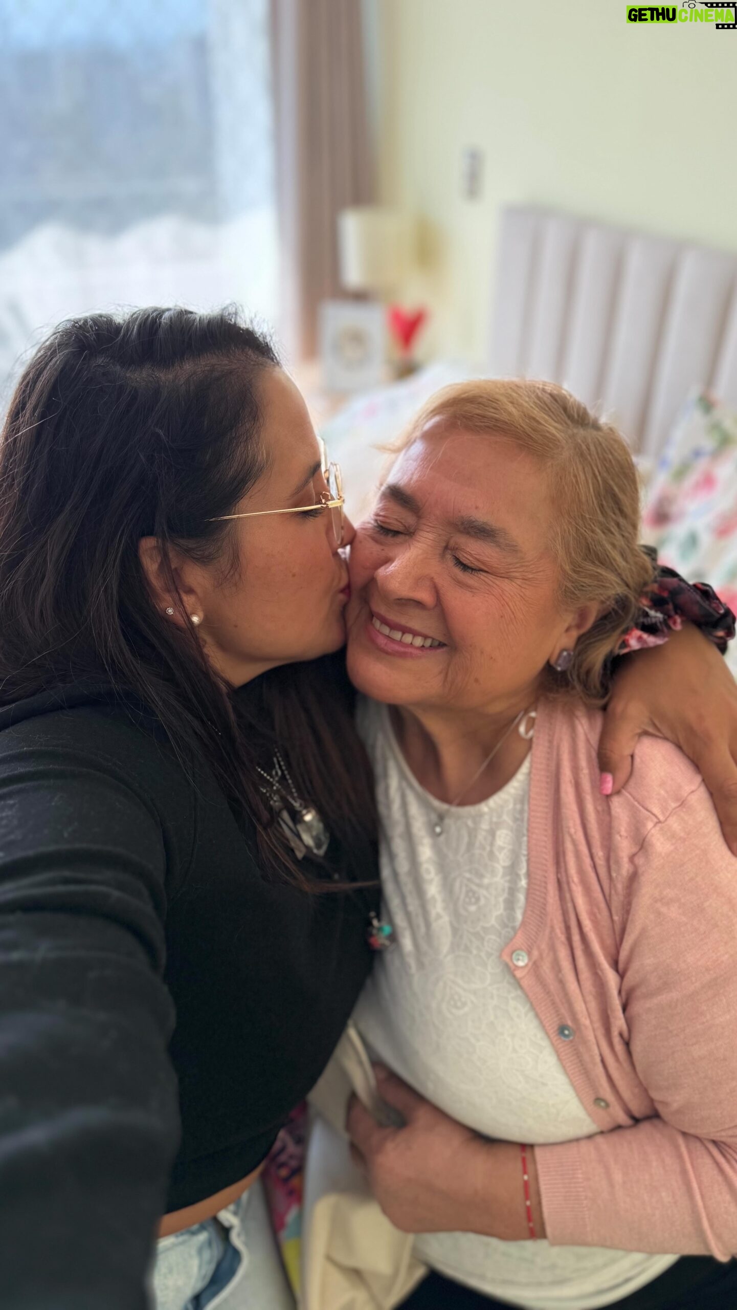 Pamela Leiva Instagram - Ustedes saben lo importante que es mi mamá para mí, que siempre estoy preocupada de ella y su salud🩷. Por eso en este Día de la mamá me fui a Farmacia Cruz Verde y encontré el regalo perfecto y más conveniente. Chiquillas podrán encontrar estuches desde $2.990 !!! Mi mamita quedó contenta con todos sus regalitos✨. Regaloneen siempre a sus mamás porque ellas merecen todo. #TeMerecesTodo #FelizDiaMamá #CruzVerdeMeCiuda