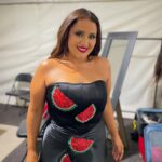 Pamela Leiva Instagram - Así vivimos el Festival de la Sandía y mi Look sacó aplausos ♥️🍉🙌🏾. Gracias a mi querida @alexaglaam por hacerlo posible y @pupi.beauty te luciste con mi maquillaje inspirado en el festival ♥️🍉. Gracias Paine por tremenda invitación ♥️