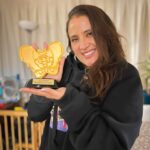 Pamela Leiva Instagram - Hace unos días recibí mi “Pelvis de Oro” fui premiada por @sokip.chile la agrupación de Kinesiologas de Piso Pélvico por haber puesto el tema sobre la mesa en mi rutina del festival del Viña. Me sentí feliz de poder aportar desde el humor con un tema que nos afecta a todas las mujeres y que poco se habla, nuestra salud ginecológica va de la manos de nuestro piso pélvico. Gracias por este tremendo galardón!! 💖💖💖💖💖