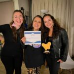 Pamela Leiva Instagram - Hace unos días recibí mi “Pelvis de Oro” fui premiada por @sokip.chile la agrupación de Kinesiologas de Piso Pélvico por haber puesto el tema sobre la mesa en mi rutina del festival del Viña. Me sentí feliz de poder aportar desde el humor con un tema que nos afecta a todas las mujeres y que poco se habla, nuestra salud ginecológica va de la manos de nuestro piso pélvico. Gracias por este tremendo galardón!! 💖💖💖💖💖