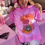 Pamela Leiva Instagram - ¡ME LO COMPRÉ TODO! Porque definitivamente mañana será bonito 🩷☁️🌈✨✨ Ya comienza la cuenta regresiva chiquillas 🤩🤩🤩. Las invito a seguir a @fcgpowerchilee y conocer los fans actions para sorprender a nuestra Bichota en su visita a Chile ❤️‍🔥. Para las que me preguntan les dejo el Instagram del merch @karolgmerch y quiero saber quién ya está lista con su outfit y que días van🔥🥵 las leo 😎.