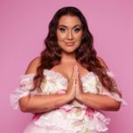 Pamela Leiva Instagram - Porque no soy una Santa🙏🏼 (solo soy virgen por cicatrización 🤣), es que quiero compartir y reír con todas ustedes. ¡Atentas! porque ✨PRONTO✨ se viene el S.P.N un show “Solo Para Nosotras💜”. Muchas de ustedes ya vivieron esta experiencia y saben que es como EJE: Hay que vivirlo😱 y está versión se viene 🔥🔥🔥. Este año quiero lograr nuevas metas y sueños ⭐ y que ustedes me acompañen: quiero que bailemos, gritemos, lloremos y por sobre todo que sobren las risas. Cuéntenme en los comentarios a qué ciudad les gustaría que lleváramos el SPN 💃🏻. #comedia #show #humor #chile
