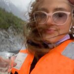 Pamela Leiva Instagram - Hoy en el #TBT cuando fui a la patagonia animar una maratón a finales del 2021 y me regale un paseo al Glaciar Grey y en esa época se usaban full mascarilllas, Pero yo en aquella época encontré la forma de evadirla en la cubierta del Barco🤣🤣🤣🤣🤣🤣🤣. Volveré… ♥️. . Si quieren saber cuál maratón anime yo por si no me creen fue la @patagoniarunfest