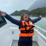 Pamela Leiva Instagram - Hoy en el #TBT cuando fui a la patagonia animar una maratón a finales del 2021 y me regale un paseo al Glaciar Grey y en esa época se usaban full mascarilllas, Pero yo en aquella época encontré la forma de evadirla en la cubierta del Barco🤣🤣🤣🤣🤣🤣🤣. Volveré… ♥️. . Si quieren saber cuál maratón anime yo por si no me creen fue la @patagoniarunfest