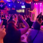 Pamela Leiva Instagram - ¿Qué como se vive el Solo Para Nosotras😱? TIENES QUE VIVIRLO❤️‍🔥. 🔥Te invito a venir a mis próximas fechas disponibles con tus amigas, hermanas, mamás, tías y abuelas y pasar un momento lleno de risas y diversión juntas🔥. 🥳 Ingresa a Pamelaleiva.cl y compra tus entradas. Y a todas mis amoras que ya fueron, en los comentarios cuéntenme: ¿cómo describirían el SPN 🫢🫢🫢?