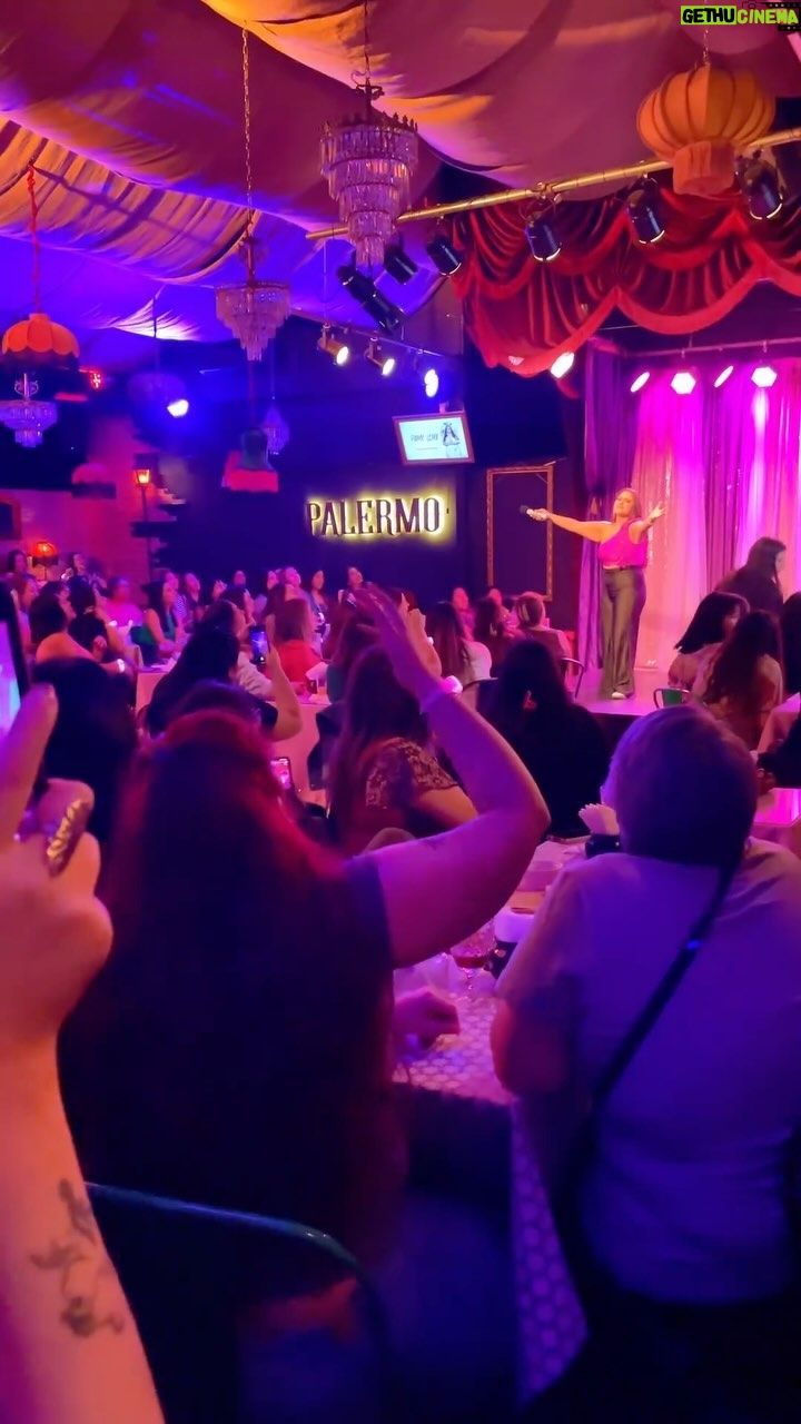 Pamela Leiva Instagram - ¿Qué como se vive el Solo Para Nosotras😱? TIENES QUE VIVIRLO❤️🔥. 🔥Te invito a venir a mis próximas fechas disponibles con tus amigas, hermanas, mamás, tías y abuelas y pasar un momento lleno de risas y diversión juntas🔥. 🥳 Ingresa a Pamelaleiva.cl y compra tus entradas. Y a todas mis amoras que ya fueron, en los comentarios cuéntenme: ¿cómo describirían el SPN 🫢🫢🫢?