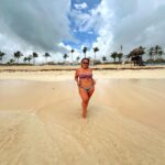 Pamela Leiva Instagram - Como dijo la Bichota: “el Flow no está a la venta…”🌸💖 listo amoras doy por finalizados mis días en @hrhcpuntacana gracias gracias gracias por tener la posibilidad de recargar energías en un paraíso como este🌸💖. Gracias a mi @homenails.cl mi bestie que me hizo las mejores fotos!!! Te amo amigaaaaaaa. Ahora a darle con todo a los show “SPN Solo Para Nosotras”. Estoy ansiosa por verlas a todas y que vivamos nuestro EJE Hermanas 🌸💖🔥🙌🏾 . @hrhcpuntacana #BeARockstar #HRHCPuntaCana