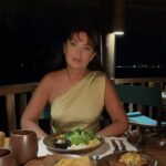 Pamela Reif Instagram - Indian dinner 🇮🇳🤤🤤 we tried everything and more & obviouslyyyyy matched our outfits to the Indian flag hoho 😬 what are your top 3 favorite cuisines? PS: watch mom laughing! Since you asked for it in the last post ☺️☺️☺️☺️