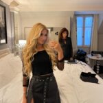 Pamela Reif Instagram - my forever hair inspo ♥️👩🏻👩🏼 according to my story, 58% of you DO NOT HAVE ANYTHING for Mother’s Day yet ☝🏼😂 and according to my mom, 99% of mom’s expect something 🥸 We just activated a 20% Mother’s Day Sale at @ela.beauty 🛍️ not quite a surprise for my mom, but your mom might LOVE it! 🫡 Wenn ihr also eure Mutter & ihre Haare verwöhnen wollt, schlagt zu 🫶🏼🕺Mama & ich haben alle Produkte zusammen entwickelt und unsere Haare lieben es. Es handelt sich hauptsächlich um Naturkosmetik, die deine Haare „trotzdem“ (das ist meist das Vorurteil) grandios weich, glänzend und geschmeidig macht 🥰 Mama‘s Lieblinge sind die rosa Pflegelinie mit Shampoo, Conditioner & Haaröl - extra intensive Pflege für ihr dickes und volles Haar. ➡️ 20% - www.elabeauty.com