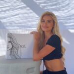 Pamela Reif Instagram - Unpacking & Storytime - Die GHD X PAMELA REIF Limited Edition ✨ Was hat es mit dem Design, der Tasche und dem Packaging auf sich? Ihre Follower haben für dieses Motiv abgestimmt - so etwas gab es bei ghd noch nie! 💫 Eine innovative Technik, die es uns erlaubt hat ein gezeichnetes Portrait von Pamela mit unserem chronos verschmelzen zu lassen. Ab jetzt begleiten euch nicht nur good hair days, sondern auch die gesteppte Stylertasche im coolen Biker Look, die erstmalig als Crossbody-, Schultertasche oder Clutch getragen werden kann! #ghdhairde #goodhairday #ghd #ghhair #pamelareif #limitededition #collab
