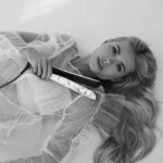 Pamela Reif Instagram - anzeige 🎈meine Pamela x @ghdhairde Limited Edition ist JETZT VERFÜGBAR 🥹 seit ich 15 bin style ich meine Haare mit ghd Produkten und 12 Jahre später gibt es die weltweit erste Kooperation mit mir 🥲 natürlich nur für kurze Zeit, so lange der Vorrat reicht & erstmal nur national 🫶🏼 PS: Wie schön ist die Tascheeeeee? 🪐chronos Styler: das brandneue Upgrade zum platinum . Auch deshalb haben wir 3 Jahre auf die LE gewartet, damit ich auf die neue chronos Technologie zugreifen kann 🫣 Denn viele von uns haaaaben ja schon den platinum 🫡 3x reaktionsschneller, schonender für die Haare, ehemaliges Stroh glänzt wie Seide, 85% mehr Glanz, 2x weniger Frizz und bis zu 3x mehr Schutz vor Haarbruch! 👛 Hitzeschutz-Tasche: Inspiriert von meiner liebsten Handtasche im gesteppten Biker Look 🤓 aus Kunstleder, in der kratz-unempfindlichen „Caviar“ Optik (nicht Glattleder), mit Gunmetal-Silber Details, einem verstellbaren Riemen & einem versteckten Logo (innen drin) 😰 Ihr könnt sie in 3 Varianten tragen: Cross Body, Schultertasche & Clutch… euer neuer Begleiter für jeden Tag? ✨Kleine Details: Die Styler Platten glitzeeeern & das Protrait hat einen „Monat Lisa Effekt“, das heißt mein Auge schaut euch immer an, egal wie ihr den Styler dreht und wendet 👁️ Für gaaaanz viele good hair days 🕺 denn mit schön-sitzenden Haaren schreitet man (meistens) einfach selbstbewusster und besser gelaunt durch den Tag… so geht es mir zumindest 🤓