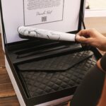 Pamela Reif Instagram - anzeige 🎈meine Pamela x @ghdhairde Limited Edition ist JETZT VERFÜGBAR 🥹 seit ich 15 bin style ich meine Haare mit ghd Produkten und 12 Jahre später gibt es die weltweit erste Kooperation mit mir 🥲 natürlich nur für kurze Zeit, so lange der Vorrat reicht & erstmal nur national 🫶🏼 PS: Wie schön ist die Tascheeeeee? 🪐chronos Styler: das brandneue Upgrade zum platinum . Auch deshalb haben wir 3 Jahre auf die LE gewartet, damit ich auf die neue chronos Technologie zugreifen kann 🫣 Denn viele von uns haaaaben ja schon den platinum 🫡 3x reaktionsschneller, schonender für die Haare, ehemaliges Stroh glänzt wie Seide, 85% mehr Glanz, 2x weniger Frizz und bis zu 3x mehr Schutz vor Haarbruch! 👛 Hitzeschutz-Tasche: Inspiriert von meiner liebsten Handtasche im gesteppten Biker Look 🤓 aus Kunstleder, in der kratz-unempfindlichen „Caviar“ Optik (nicht Glattleder), mit Gunmetal-Silber Details, einem verstellbaren Riemen & einem versteckten Logo (innen drin) 😰 Ihr könnt sie in 3 Varianten tragen: Cross Body, Schultertasche & Clutch… euer neuer Begleiter für jeden Tag? ✨Kleine Details: Die Styler Platten glitzeeeern & das Protrait hat einen „Monat Lisa Effekt“, das heißt mein Auge schaut euch immer an, egal wie ihr den Styler dreht und wendet 👁️ Für gaaaanz viele good hair days 🕺 denn mit schön-sitzenden Haaren schreitet man (meistens) einfach selbstbewusster und besser gelaunt durch den Tag… so geht es mir zumindest 🤓