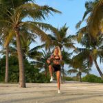Pamela Reif Instagram - This won’t kill you… and your neighbours won’t either! 🤣🤣 10min No Jumping Cardio - who has tried it already? 🕺🫡😍There are so many reasons why not to jump: juicy big 🍈s, a loud floor, pain in knees or ankles or simply not being 20 anymore… My heart rate was at a steady 140-160 - amazing cardio 🥰♥️♥️♥️