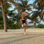 Pamela Reif Instagram - This won’t kill you… and your neighbours won’t either! 🤣🤣 10min No Jumping Cardio - who has tried it already? 🕺🫡😍There are so many reasons why not to jump: juicy big 🍈s, a loud floor, pain in knees or ankles or simply not being 20 anymore… My heart rate was at a steady 140-160 - amazing cardio 🥰♥️♥️♥️