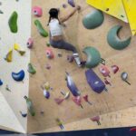 Pamela Reif Instagram – 🧗🏼‍♀️when practicing all those pull-ups finallyyyyy had a real use 😂😂 feeling strong, feeling great 🤓 can you do a pull up? #bouldering