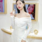 Pansa Vosbein Instagram - นี่ไงคะ กันแดดคู่ใจไร้จุดด่างดำของมิ้ลค์ ต้องตัวนี้เลย L’Oreal Paris UV Defender Sun Repair Invisible Serum กันแดดเนื้อสัมผัสบางเบา ซึมง่าย ซึมไว แถมช่วยฟื้นบำรุงและปกป้อง 99%* จากแสงแดด ฟื้นบำรุงผิวเสีย ทั้งจุดด่างดำ ริ้วรอย ผิวหมองคล้ำจากแสงแดดด้วยไฮยา และ เปปไทด์ อยากผิวใสแบบมิ้ลค์รีบ ไปจัดกันค่ะ #LOrealParisTH #UVDefender #เซรั่มกันแดดตัวจริง