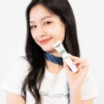Pansa Vosbein Instagram - Item ติดตัวที่ทุกคนควรมี ✨ Eucerin SOS Serum เซรั่มจัดการสิวเร่งด่วนใน 8 ชม. เป็นสิวเมื่อไหร่หยิบมาทาสิวหายไวมาก ทั้งสิวอุดตัน สิวอักเสบ รอยสิว แถมคุมความมัน ไม่มีน้ำหอมและแอลกอฮอล์ด้วยน้าาาา 🫶🏻 #EucerinThailand #EucerinSOSserumจัดการสิวเร่งด่วนใน8ชม