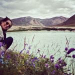 Pantea Bahram Instagram - اونایی که فکر میکنن زندگی و آدما ، به دودسته ی خوب و بد تقسیم میشن، دنیا رو سیاه و سفید میبینن دنیا خیلی رنگ بندی داره رفقا ! تقدیم با عشق ❤️ با رفیق قشنگ مروارید خانم در کنار« دیو آسیاب » که عمرش دراز باد #محيط_زيست #حافظان_محیط_زیست_ايران #پانته_آ_بهرام #محيط_زيست_ايران #عشق #رفیق #دماوند