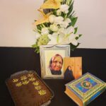 Pantea Bahram Instagram - مادر بزرگِ قصه گوي من هم از آستانه ي اجبار گذشت. 🖤ساده و بي پيرايه. آرام و عميق همانطور كه زيست!آنچه از عشق به بازيگري در من است نيمي از آرزوي اوست كه من زيستمش. او كه ميخواند و ميرقصيد و نمايشهاي زنانه در روزگار جوانيش و در محافل خصوصي اجرا ميكرد . و همه ي نصيحتِ همواره اش به من اين بود: پانتِ قشنگم(تنها او مرا اينطور صدا ميكرد) زندگي ميگذرد تند و بي تكرار. پس فقط بخند، عشق بورز و شاد باش. 🤍 گوش دادم و ميدهم مادر بزرگ ! تو در من زنده اي تا هستم. اما يك مشكلِ بزرگ اينجاست كه قلبم را سخت سخت فشار مي دهد اينكه ديگر از بالكنِ كوچكِ طبقه ي دوم دست تكان نخواهي داد! #عشق #مادربزرگ