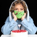 Pantea Bahram Instagram - بهار،تابستان،پاييز ،هوپ،١٤٠٠😁 امسالِ بيمارِ بي تيمار بي زمستان ميرود تمام شود. اما اسفندِ قشنگِ من به هر رو، حال خوب كن است! اگر سالِ كم شادي اي داشتي شكر ميكني كه تمام ميشود و اگر روح ات راضي باشد از سالِ گذشته شكر ميكني كه داشتي اش ! شكرانه ي من اما در اين لحظه، داشتنِ اينهمه مهر و عشقِ بيدريغ است كه هديه گرفتم. پيامها ،دايركتها ، تماسها، استوريها و صد البته فن پيجهاي نازنينم كه اغلب دخترانِ قشنگي هستند با آرزوهاي زيبا و دلهاي نَرم ! سپاس كه قلبم را گرم كرديد ، گرم 🎶🎶💙🅿️ (عكس كارِ پيام جان است و ماسك كارِ خودم. ☺️ @payameraeeart