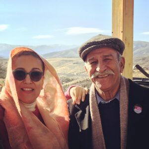 Pantea Bahram Instagram - پدرِ ماه م ! آن قدر از شما یاد گرفتم‌که میتونم روزها توو قرنطینه بشینم و دوره کنم😉🧿
(عکس مالِ چند ماه پیشِ. وگرنه ما هم مثل خیلی از شما در خانه نشستیم و به کارامون فکر میکنیم 😅😎💙)
#روز_پدر