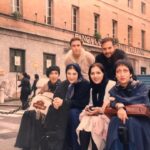 Pantea Bahram Instagram - سالِ ١٣٨٠. اجراي تئاتر " پس تا فردا" در شهر " پارما " كشور ايتاليا. نوشته ي : ريما رامين فر. كارگرداني : محمد علي يعقوبي. بازيها: هومن برق نورد. ريما رامين فر. محمدرضا حسين زاده. و من خواهرم ركسانا دستيار كارگردان و هايده حسين زاده منشي صحنه گروه تياتر امروز. آن روزها و.... من همچنان دلتنگ خانه ي خودم. تئاتر #پانته_آ_بهرام #تئاتر #hooman_barghnavard #rima_raminfar #panteabahram @roxanabahram