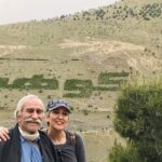 Pantea Bahram Instagram - بيست سالم بود. سرِ تمرينِ يه نمايش توو تالارِ محراب بودم. چله ي داغِ تابستون ! قلب الاسد!اونوقتا يه پيكانِ آبي آسموني داشتيم كه خب كولر نداشت. دو ساعت زودتر اومده بودي دنبالم. با زبونِ روزه! وقتي نشستم توو ماشين نه رنگِ پريده تو ديدم نه لباي خشكتو و نه زبونت كه عينِ نَمَد شده بود از بي آبي و گرما!اين خاصيتِ اون سن و ساله كه يه چيزايي رو اصلاً نمي بينيم ! اما خوشحالم كه اونقدر عمر كردم كه بتونم بعدها بهت بگم :ديدَمِت پدر! سختيا ،بيكاريا ،بيگاريا و بيدارياتو ديدم آقا داوودِ بهرام!ميدوني چقددددر عزيزي و هر بار ميبينمت يا باهات حرف ميزنم ميگم كه عاشقتم. روزِ پدر بهانه س كه به بقيه يادآوري كنم ؛ ببينين رفقا! اون مردي رو كه آروم و بي ادا و ادعا عاشقه ،ببينينش! نه شما از گفتنِ دوستت دارم سير ميشين ، نه اون از شنيدنش! #روزپدرمبارک #عشق #پانته_آ_بهرام
