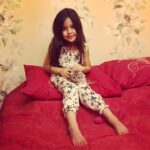 Pantea Bahram Instagram - دوستت دارم بهرِ خامدستی‌ها و سرآسیمگی‌های کوچکت در فکرشدن‌هایت، همچون پرندگانِ تیره‌ی نرم، حرف که می‌زنی آفتابِ ناگهان است. دوستت دارم بهرِ چشم‌های گشاده‌ی کودکانه‌ات، دست‌های پَرپَرزن‌ات بهر ِمچ‌هایت این خدایگان کوچک و انگشت‌هایت این رازهای زیبا. دوستت دارم شکوفه آیا اندیشناکِ عمر خویش است؟ پروانه آیا غمناکِ جان؟ شاخه‌گلی مرا خوش‌تر از عمر جاوید است. ادوارد استیلن کامینگز ترجمه: محمدرضا فرزاد #عشق #پانته آ_بهرام #گندم #گربه