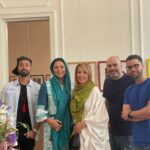Pantea Bahram Instagram - ما «اختلاف »نداریم ،اگر بپذیریم که، «مختلفیم»! نمایشگاه پیام ایرایی لبریز از رنگ است ،همچنان که ما انسان‌ها. ! نژاد و رنگ و گونه و مذهب و خُرده مذهب و دارایی و گرایشات جنسی متفاوت و ….. نشان تنوع ماست نه دلیلی برای نزاع. «صلح »دقیقا زیرِ سایه ی مطبوعِ این پذیرش، در انتظارِ انسانِ خردمند نشسته است ! عشق و آرامش بر شما باد 💙💜❤️💚💛🤍