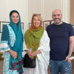 Pantea Bahram Instagram - ما «اختلاف »نداریم ،اگر بپذیریم که، «مختلفیم»! نمایشگاه پیام ایرایی لبریز از رنگ است ،همچنان که ما انسان‌ها. ! نژاد و رنگ و گونه و مذهب و خُرده مذهب و دارایی و گرایشات جنسی متفاوت و ….. نشان تنوع ماست نه دلیلی برای نزاع. «صلح »دقیقا زیرِ سایه ی مطبوعِ این پذیرش، در انتظارِ انسانِ خردمند نشسته است ! عشق و آرامش بر شما باد 💙💜❤️💚💛🤍
