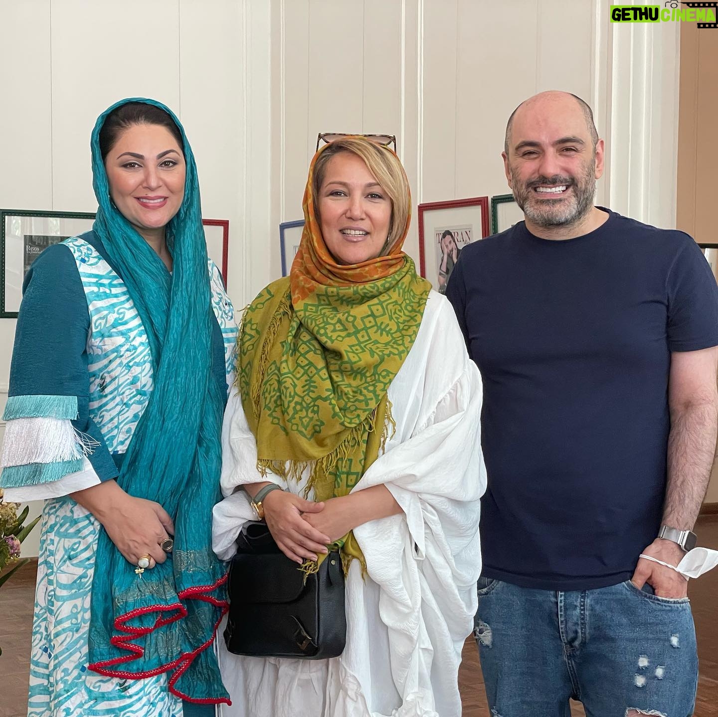 Pantea Bahram - 37K Likes - ما «اختلاف »نداریم ،اگر بپذیریم که، «مختلفیم»!
نمایشگاه پیام ایرایی لبریز از رنگ است ،همچنان که ما انسانها. ! نژاد و رنگ و گونه و مذهب و خُرده مذهب و
دارایی و گرایشات جنسی متفاوت و ….. نشان تنوع ماست نه دلیلی برای نزاع.
«صلح »دقیقا زیرِ سایه ی مطبوعِ این پذیرش، در انتظارِ انسانِ خردمند نشسته است !
عشق و آرامش بر شما باد 💙💜❤️💚💛🤍