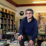 Pantea Bahram Instagram - درست همینجا. همین کتابخانه که خانه ی شما بود. برلین. امیدوار بودید اما خسته. گفتم : « کتابِ سمفونی مردگانتان را یک راننده ی تاکسی نارنجی در گرماگرمِ تابستان به من هدیه داد. از روی داشبورد برداشت و پرسید خوانده ای؟ گفتم نه ! و همان را با جلدِ کهنه شده از کثرتِ خواندن، توی دستم گذاشت و گفت : این داستان وِ‌ِلَت نمیکند. » و نکرد. هر که این رمان را خواند دیگر از غصه ی این برادر کشی ها رها نشد. و مگر نه اینکه شما هم آقای معروفی عزیز ، برادر ما بودید و هستید و اگر در کشور و زادبومتان نیستید سربَندِ همین برادر کشی ست ! گفتید: به ادبیات پناه میبرم از هر چه شر و مینویسم برای همه. شما ماندید در ادبیات ایران تا همیشه و از آن برادرکُشها حتی نامِ کوچکی هم نماند و نخواهد ماند جاودانگی تان مبارک 🤍🤍 #عباس_معروفی #کتابخانه_هدایت