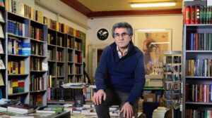 Pantea Bahram Instagram - درست همینجا. همین کتابخانه که خانه ی شما بود. برلین. امیدوار بودید اما خسته. گفتم : « کتابِ سمفونی مردگانتان را یک راننده ی تاکسی نارنجی در گرماگرمِ تابستان به من هدیه داد. از روی داشبورد برداشت و پرسید خوانده ای؟ گفتم نه ! و همان را با جلدِ کهنه شده از کثرتِ خواندن، توی دستم گذاشت و گفت : این داستان وِ‌ِلَت نمیکند. »

و نکرد. هر که این رمان را خواند دیگر از غصه ی این برادر کشی ها رها نشد. و مگر نه اینکه شما هم آقای معروفی عزیز ، برادر ما بودید و هستید و اگر در کشور و زادبومتان نیستید سربَندِ همین برادر کشی ست !
گفتید: به ادبیات پناه میبرم از هر چه شر و مینویسم برای همه. 

شما ماندید در ادبیات ایران تا همیشه و  از آن برادرکُشها
حتی نامِ کوچکی هم نماند و نخواهد ماند 
جاودانگی تان مبارک 🤍🤍
#عباس_معروفی 
#کتابخانه_هدایت