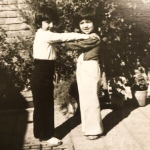 Pantea Bahram Instagram - دستم می لرزد. ذهنم جمعیتِ پراکنده ای ست از عکسها، خنده ها ، نگاهها، سلامها، خنده ها ، آغوش‌ها ، هدیه ها 
،دویدن ها ، درخت ها ، خنده ها، خنده ها...
و تو 
که همیشه آماده بودی برای جمع کردن هر چه پراکندگی ست. برای صلح، عشق، آرامش. برای شوخی های بی انتها (قلبم تیر می کشد)چیزی دارد در سکوتِ این قرنطینه می پوسد!
تو اُستادِ بازی‌هایمان بودی. هفت سنگ، وسطی، گرگم به هوا، قایم موشک، بالا بلندی ، لی لی ...
و یارِ تو بودن در هر بازی به معنای پیروزیِ حتمی بود!( میگویم بود و قلبم تیر میکشد)
چیزی دارد در سکوتِ تکراریِ این جهان می پوسد و من بیهوده میکوشم یک شخص، یک ارتباط، یک گستره ی مهر، یک فقدان توصیف ناپذیر را وصف کنم. 
تو قلبِ سبزی بودی که توانِ «نه» گفتن به جنبنده ای را نداشت. تو قلبِ سبزِ خسته ای بودی که هرگز برای خودت نزیستی. و حالا کرونا، این لعنتِ ناشناخته، ما را با اندوهِ عمیقِ نداشتن ات ، وانهاد!
ما با هم بزرگ شدیم و تو سالها بود که مرا،نه به نام ، که «کوچیکیا جان» صدا میکردی و حالا این نام می‌رود تا با باورِ نبودن ات برای ابدِ زندگیم، زخمِ سر  بازِ دیگری بسازد. !
آخ پسرخاله جانم، برادرم، مهربانم. از هر کجا که هستی نگاه کن! تمامِ کودکی ام درد می کند !🖤