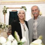 Pantea Bahram Instagram - خانواده من يادآور مفهومِ كلاسيك خانواده ست. حامي، دلگرم كننده، خنده بر لب و عاشق. باشيد باشيد ساليان سال و سايه تان مستدام بر سرم 🙏🏻❤️💙 و البته مادر كه هميشه و با قدرت هست و عطر نفسهايش را حس ميكنيم 🦋🍀 #خانواده #خانواده_عشق #پدر #خواهر #برادر # عكسها : مهتاب مير @mahtabmir_photography