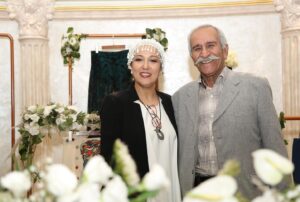 Pantea Bahram Instagram - خانواده من يادآور مفهومِ كلاسيك خانواده ست. حامي، دلگرم كننده، خنده بر لب و عاشق. باشيد باشيد ساليان سال و سايه تان مستدام بر سرم 🙏🏻❤️💙 و البته مادر كه هميشه و با قدرت هست و عطر نفسهايش را حس ميكنيم 🦋🍀
#خانواده #خانواده_عشق #پدر #خواهر #برادر #
عكسها : مهتاب مير
@mahtabmir_photography